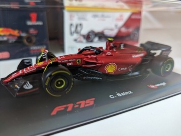 Model 1:43 Bburago 2022 Carlos Sainz z kaskiem