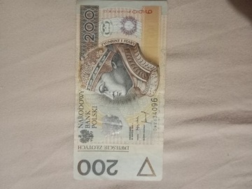 Banknot 200zł z 1994r. Rosnąca czcionka