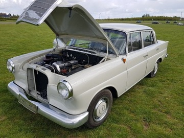 Zabytkowy Mercedes w110 190C