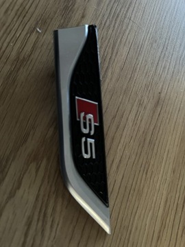 Emblemat błotnika Audi S5 8W6