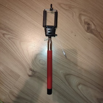 Selfie stick z czerwoną rączką