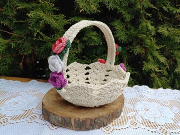 Koszyk wielkanocny ozdobiony kwiatkami handmade