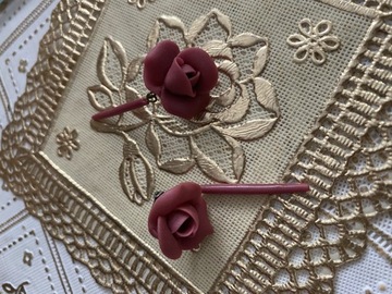vintage klipsy handmade różyczki z łodygą