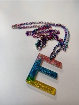 Naszyjnik z literą "E" z kolorowym łańcuszkiem
