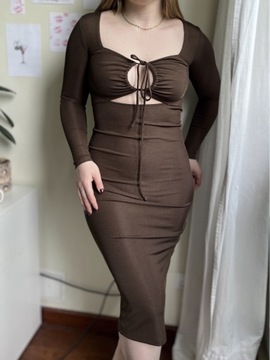 Brązowa elastyczna sukienka midi z wycięciem