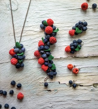 Ręcznie wykonana biżuteria z owocami lasu