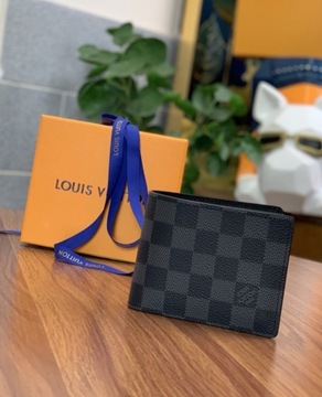 Czarny portfel firmy Louis Vuitton
