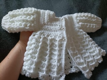 Sweterek niemowlęcy robiony na szydełku