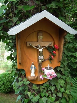 Kapliczka drewniana , korpus Jezusa na krzyżu.