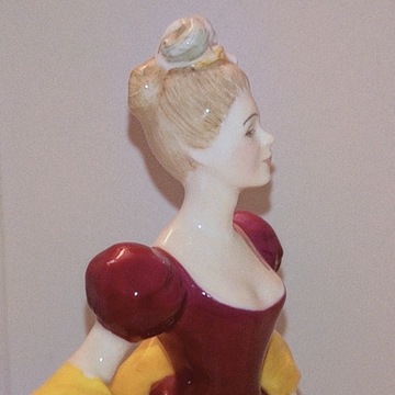 **DAMA z żółtym szalem Royal Doulton 1965+