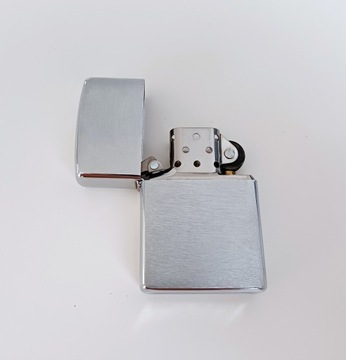 Zapalniczka Zippo Brushed Chrome z 2004 roku