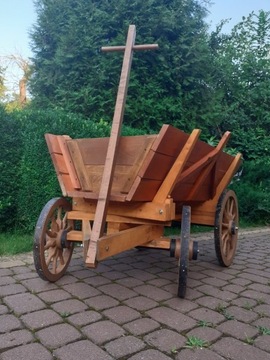 Drewniany wóz ogrodowy