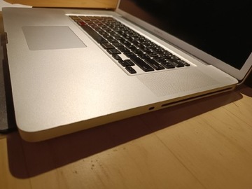 MacBook 17 Core2Duo