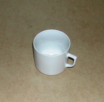Stary kubek ceramiczny, biały "Lubiana".