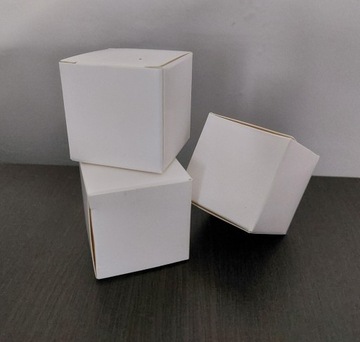 Pudełeczka kartonowe białe 4,5x4,5x4,5 cm.