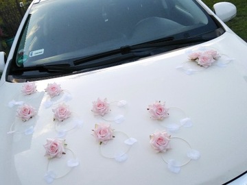 Piękna dekoracja samochodu na ślub roze tablice 