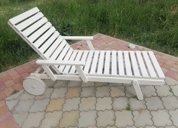 Duży biały Leżak ogrodowy Belair drewniany