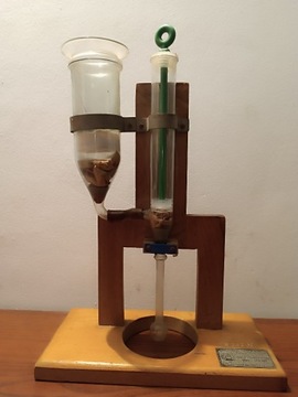 Prasa Hydrauliczna. Model szklany. Pomoc naukowa 