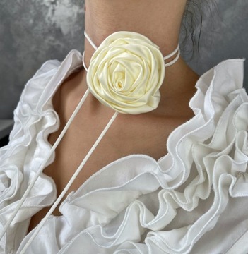 Kremowy choker na szyję róża kwiat biały rzemyk