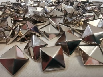 100szt Ćwieki nity piramidki 15 x15mm srebrne 
