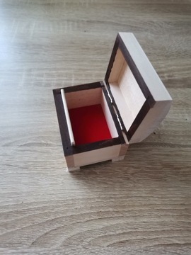 Kasetka kuferek szkatułka wyścielana  8x6x6
