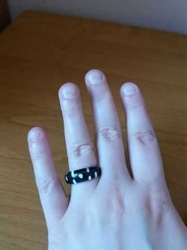 Szklany pierścionek białe kropki rozmiar 14 17mm