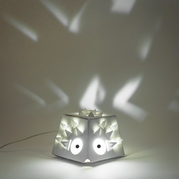 Kartonowa lampka LED jeżyk dla dzieci