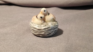 Figurka ceramiczna parka ptaków w gnieździe