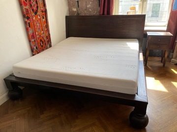 Piękne rzeźbione łóżko z szafką nocną w komplecie