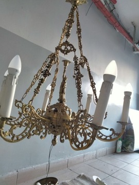 Lampy wiszące żyrandol z kinkietami i lampo .