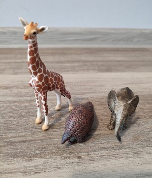 Figurki zwierzątek: żyrafa, słoń i łuskowiec
