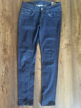 Niebieskie spodnie jeans