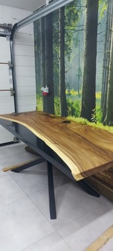 Stół z drewna Suar I żywica epoksydowa