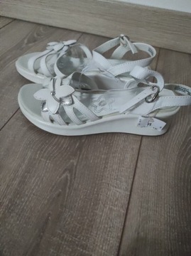 Białe sandały 