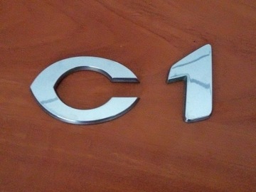 Citroen C1 znaczek  "C1" klapa bagażnika