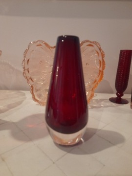 Rubinowy wazon lata 50 vintage szkło artystyczne