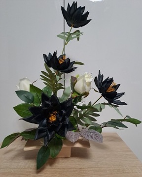 Dekoracja kwiatowa, stroik, ikebana, czarne kwiaty