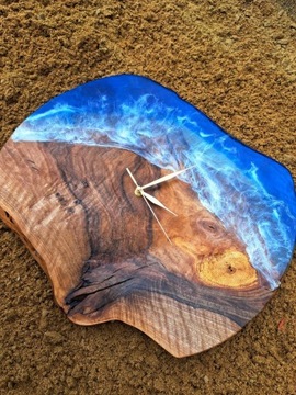 Zegar z drewna z żywicą epoksydowa 