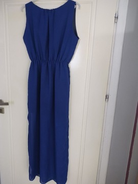 Długa, niebieska sukienka bez rękawów 