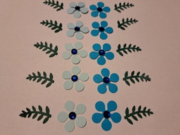 Kwiaty niebieskie i błękitne z listkami Handmade