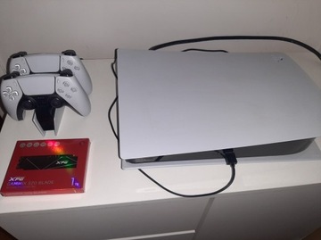 Playstation 5 Digital z 2 padami + Dysk 1TB