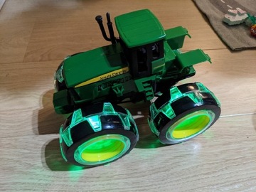 Traktor John Deere zabawka świecące koła