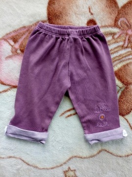Fioletowe spodnie dresowe ok. 62 - 68 w paski