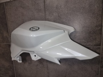 BENELLI BN125 osłona lewa plastik z logo Pęknięcie