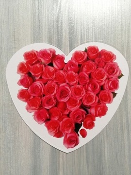 Naklejka elektrostatyczna róże w kształcie serca.