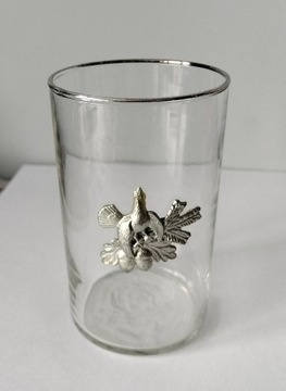 Szklanka z metalową ozdobą- głuszec z żołędziami 