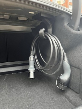 Mercedes EQE uchwyt kabla ładowania bagażnik