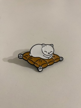 Broszka przypinka kot kotek poduszka