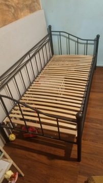 Łóżko metalowe że sprężynowaniem drewnianym 