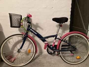 Rower dla dziewczynki B-twin wpełni wyposażony.
